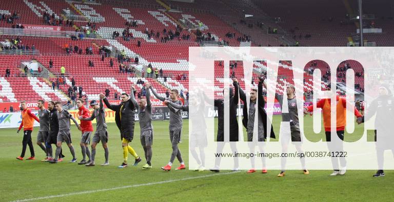 Fussball 3.Liga, 1.FC Kaiserslautern - Hallescher FC, v.l. Die Spieler von Halle nach Spielende bei ihren Fans Kaiserslautern