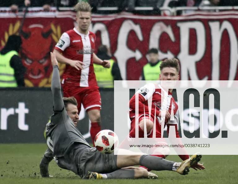 Fussball 3.Liga, 1.FC Kaiserslautern - Hallescher FC, v.l. Dominik Schad (Kaiserslautern) Pascal Sohm (Hallescher FC) Kaiserslautern