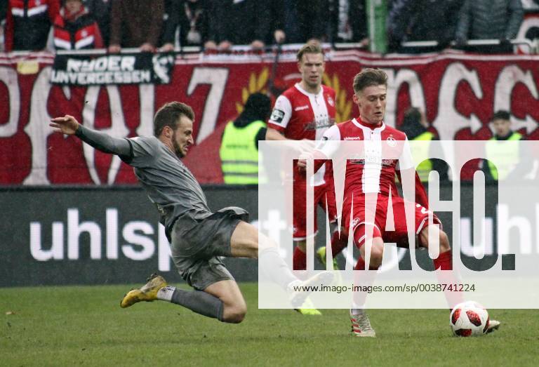 Fussball 3.Liga, 1.FC Kaiserslautern - Hallescher FC, v.l. Dominik Schad (Kaiserslautern) Pascal Sohm (Hallescher FC) Kaiserslautern