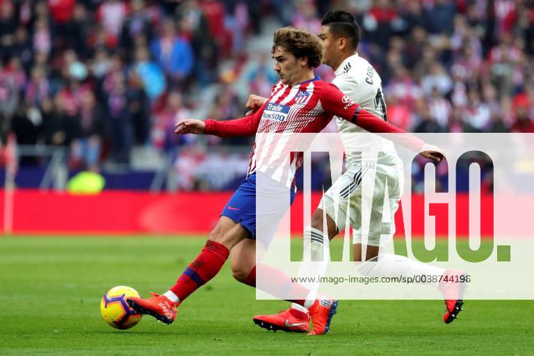 Fußball, Atletico Madrid - Real Madrid Atletico Madrid s Antoine Griezmann (L) in action against Real Madrid s Casemiro (R) during a Spanish LaLiga soccer match between Atletico Madrid and Real Madrid at the Wanda Metropolitano stadium in Madrid, Spain, 09 February 2019. Atletico Madrid vs Real Madrid !ACHTUNG: NUR REDAKTIONELLE NUTZUNG!