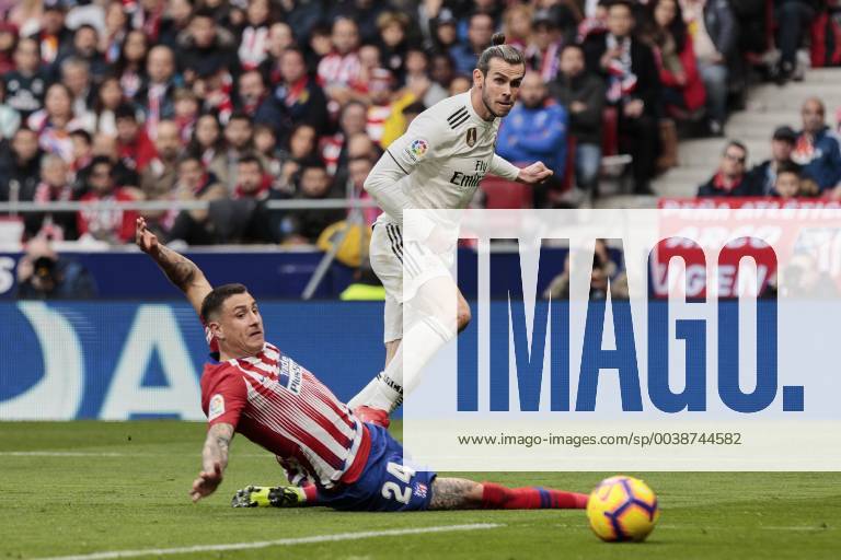 Fußball, Atletico Madrid - Real Madrid Atletico de Madrid s Jose Maria Gimenez and Real Madrid s Gareth Bale fight for the ball during La Liga match between Atletico de Madrid and Real Madrid at Wanda Metropolitano Stadium in Madrid, Spain. February 09, 2019. (201902090188)
