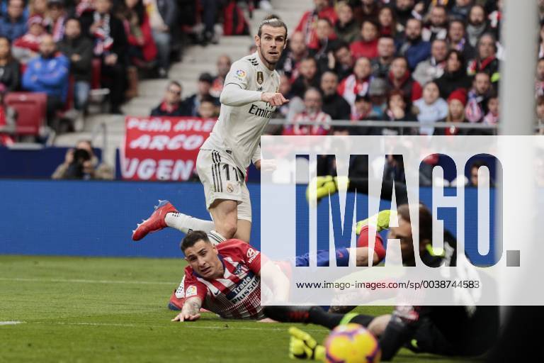 Fußball, Atletico Madrid - Real Madrid Atletico de Madrid s Jose Maria Gimenez and Real Madrid s Gareth Bale (who scores goal) during La Liga match between Atletico de Madrid and Real Madrid at Wanda Metropolitano Stadium in Madrid, Spain. February 09, 2019. (201902090189)