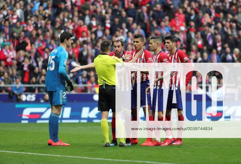 Fußball, Atletico Madrid - Real Madrid Atletico Madrid s players speak to Spanish referee Estrada Fernandez (2-L) during a Spanish LaLiga soccer match between Atletico Madrid and Real Madrid at the Wanda Metropolitano stadium in Madrid, Spain, 09 February 2019. Atletico Madrid vs Real Madrid !ACHTUNG: NUR REDAKTIONELLE NUTZUNG!