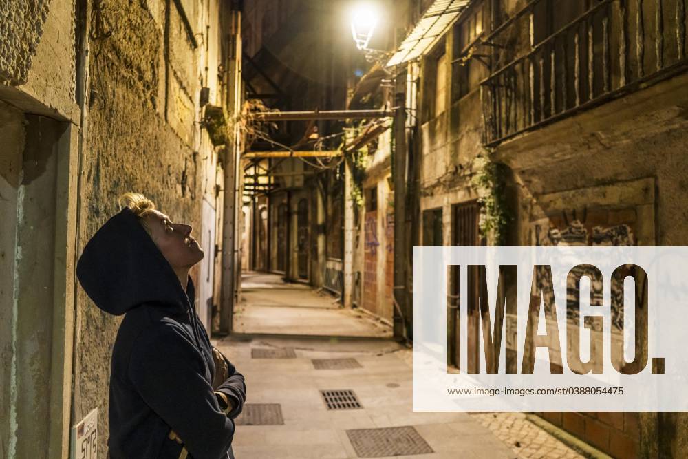 IMAGO Creative, Gesellschaft, Leisure Sickness Einsame Frau bei einer nächtlichen Stadtbesichtigung, Coimbra
