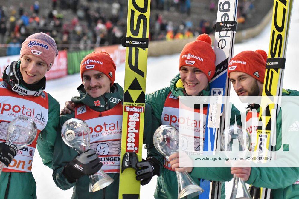 KW07 GER, FIS Skisprung Weltcup Willingen 2019 15.02.2019, Stadion an der Muehlenkopfschanze, Willingen, GER, FIS Skisprung Weltcup Willingen 2019, im Bild bei der Siegerehrung das Taem von Deutschland: Karl Geiger, Richard Freitag, Stephan Leyhe, Markus Eisenbichler erreichten den 2. Platz in der Mannschaftswertung
