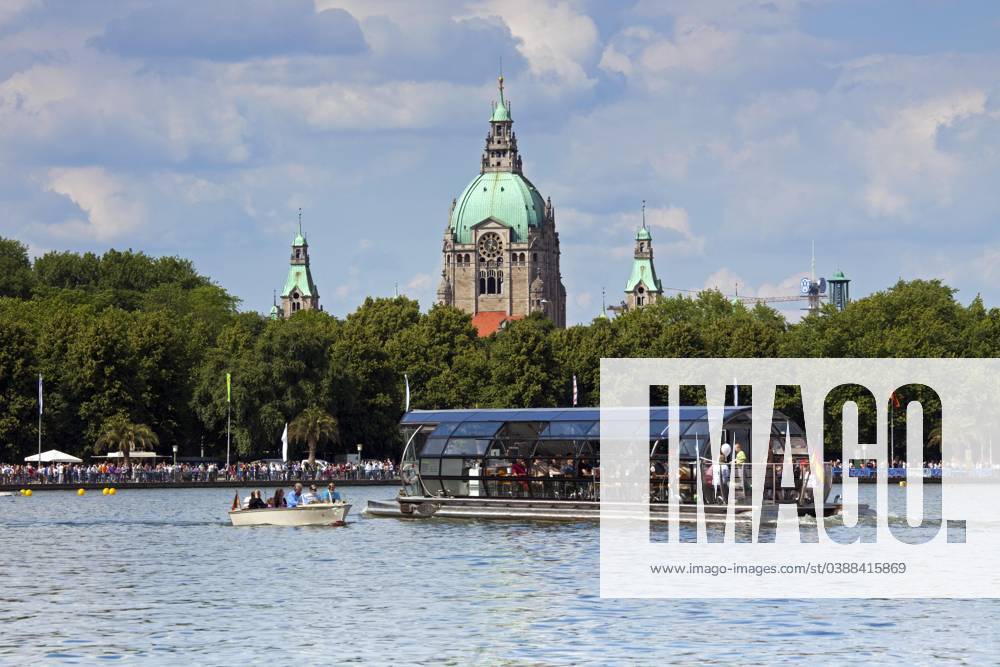 Ausflugsboot mit Touristen am Maschsee und dem Neuen Rathaus im Hintergrund, Hannover, Niedersachsen, Deutschland, Europa