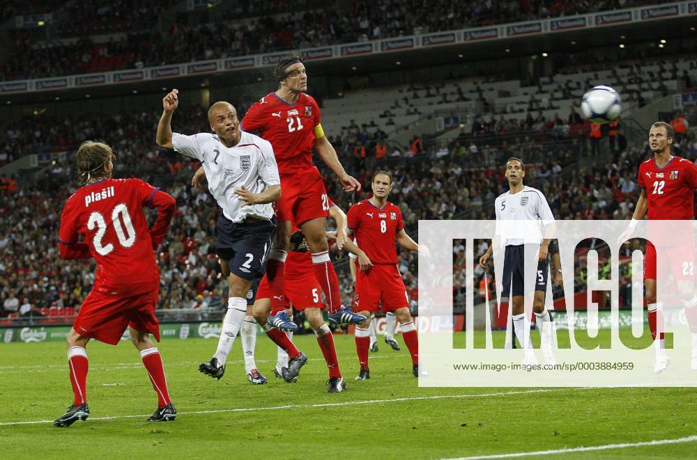 Wesley Brown (England, 2.v.li.) erzielt gegen Tomas Ujfalusi (Mitte, Tschechien) ein Tor - . Fußball Länderspiel Herren Freundschaftsspiel 2008, Test, Testspiel, Nationalteam, Nationaltrikot, England - Tschechien 2:2 Gruppe London Dynamik,