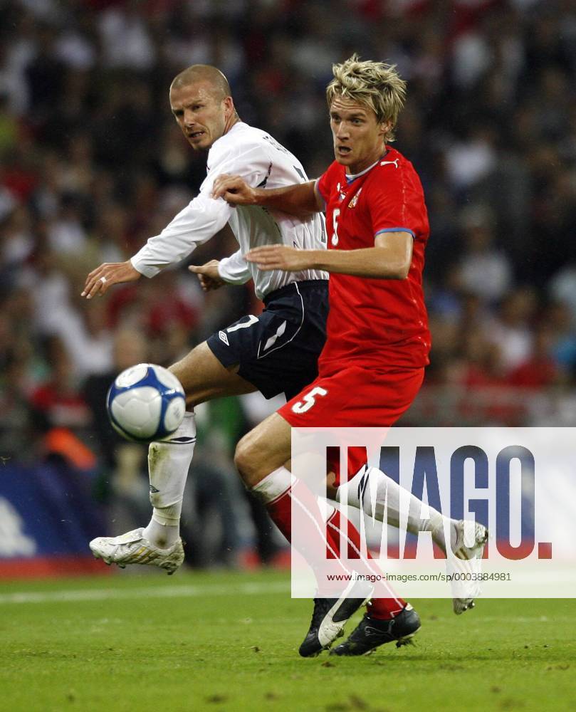 David Beckham (England, li.) gegen Radoslav Kovac (Tschechien) - . Fußball Länderspiel Herren Freundschaftsspiel 2008, Test, Testspiel, Nationalteam, Nationaltrikot, England - Tschechien 2:2 Gruppe London Dynamik,