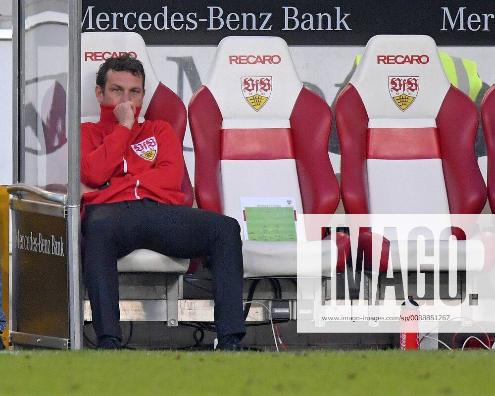 Fussball 1. Bundesliga 2018 2019, 22. Spieltag, VfB Stuttgart - RB Leipzig, im Daimler-Stadion Stuttgart. Trainer Markus Weinzierl (li, Stuttgart) frustriert zusammengesunken auf seiner Bank.