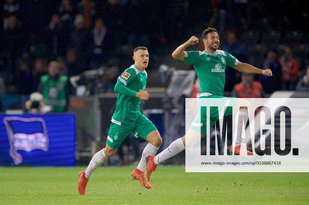 KW07 Fussball DFL 1.Bundesliga Berlin 16.02.2019 Olympiastadion Berlin Saison 2018 2019 Hertha BSC geg SV Werder Bremen 1 : 1 MINUTE 90 + 6 Freistoss Werder Bremen TOR zum 1 : 1 Ausgleich Torschuetze Claudio PIZARRO 4 Werder Jubel Torjubel mit Maximilian EGGESTEIN 35 Werder Foto Eberhard Thonfeld camera 4 Gemaeß den Vorgaben der DFL ist es untersagt, in dem Stadion und oder vom Spiel angefertigte Fotoaufnahmen in Form von Sequenzbildern in oder videoaehnlichen Fotostrecken zu verwerten bzw verwerten zu lassen *DFL regulations prohibit any use of photographs as image sequences and or quasi-video
