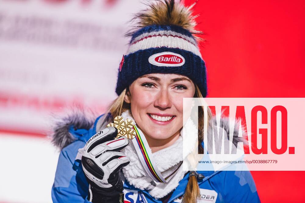 Aare, SWE, FIS Weltmeisterschaften Ski Alpin, Slalom, Damen, Siegerehrung, im Bild und Goldmedaillengewinnerin Mikaela Shiffrin (USA) World champion and gold medalist Mikaela Shiffrin of the USA during the winner Ceremony for the ladie s Slalom of FIS Ski World Championships 2019. Aare, Sweden on 2019 02 16. Aare