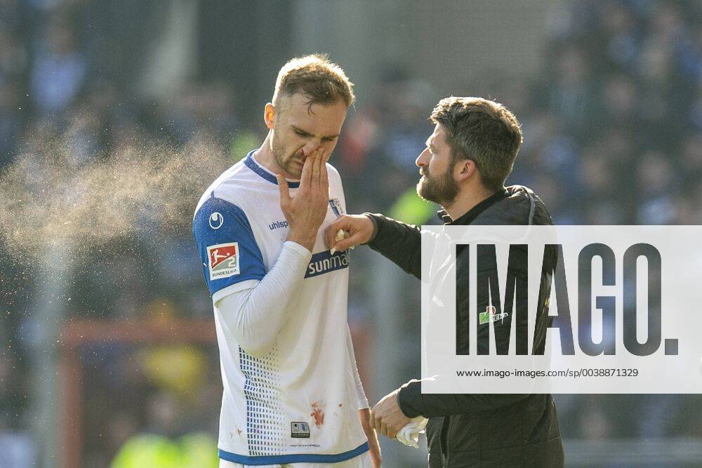 Fußball, GER, Saison 2018 2019, 2. Bundesliga, 22. Spieltag, DSC Arminia Bielefeld - 1. FC Magdeburg in der Schüco-Arena in Bielefeld. Magdeburgs Jan Kirchhoff wird an der blutenden Nase behandelt. DFL REGULATIONS PROHIBIT ANY USE OF PHOTOGRAPHS AS IMAGE SEQUENCES AND OR QUASI-VIDEO.