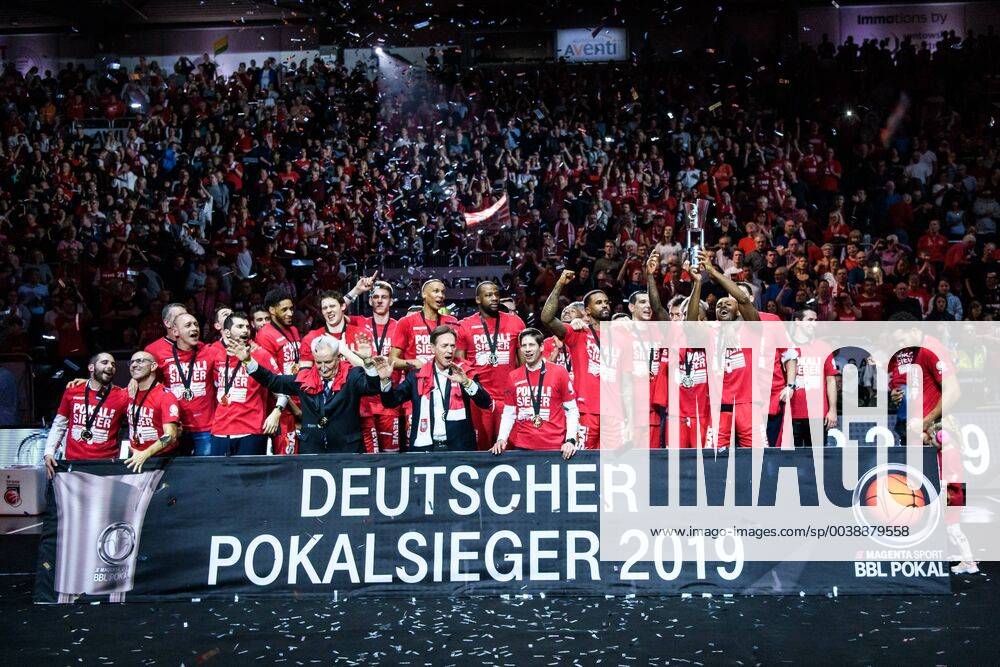 Basketall BBL Pokal Finale, Brose Bamberg - Alba Berlin, v.l. Brose Bamberg Spieler feiern nach dem Sieg Jubel Freude Bamberg