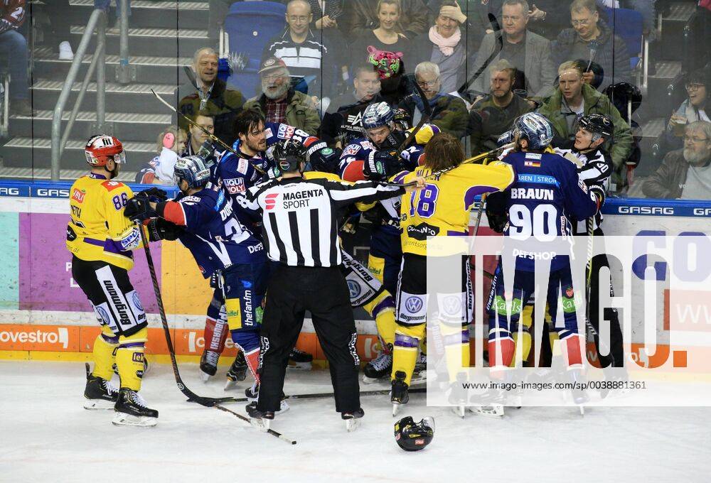 KW07 GER, 1.DEL, EISBAEREN BERLIN VS. Krefeld Pinguins 17.02.2019, Mercedes Benz Arena, Berlin, GER, 1.DEL, EISBAEREN BERLIN VS. Krefeld Pinguins, im Bild Rudelbildung