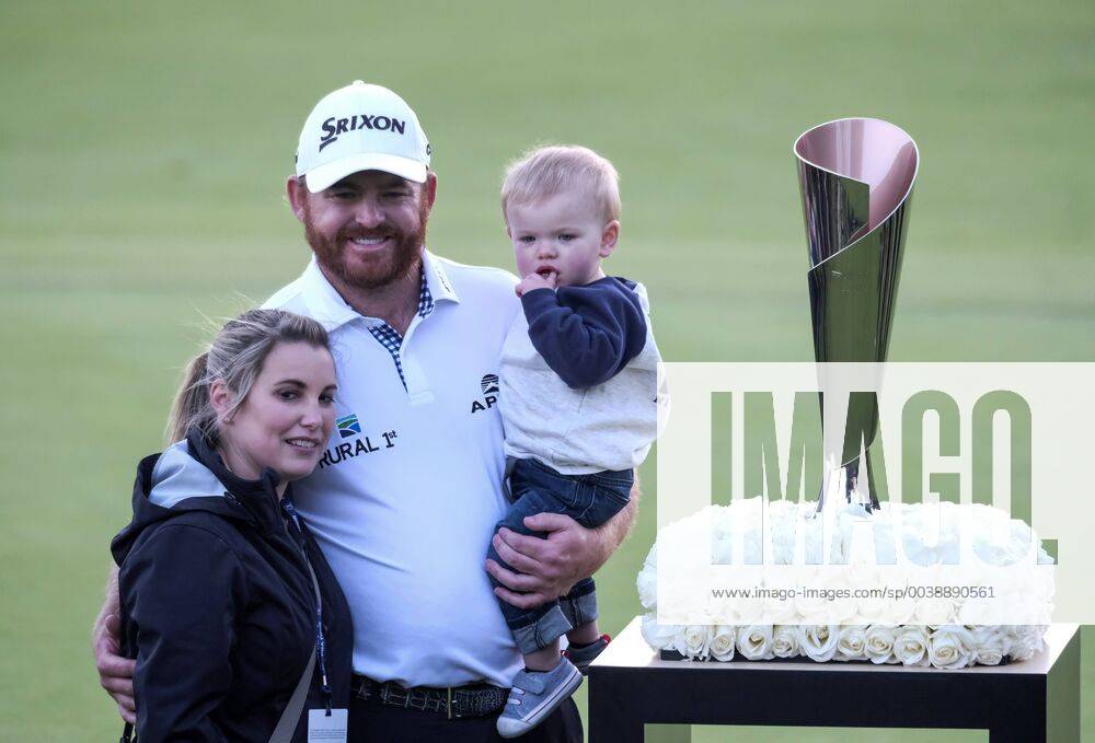 Los Angeles, California, U.S - J.B. Holmes poses with his wife and son after winning the PGA Golf Herren Tour Genesis Open golf tournament at Riviera Country Club on February 17, 2019 in Pacific Palisades, California. Holmes won the title. J.B. Holmes wins the Genesis Open 2019 - ZUMAc68_ 89432291st