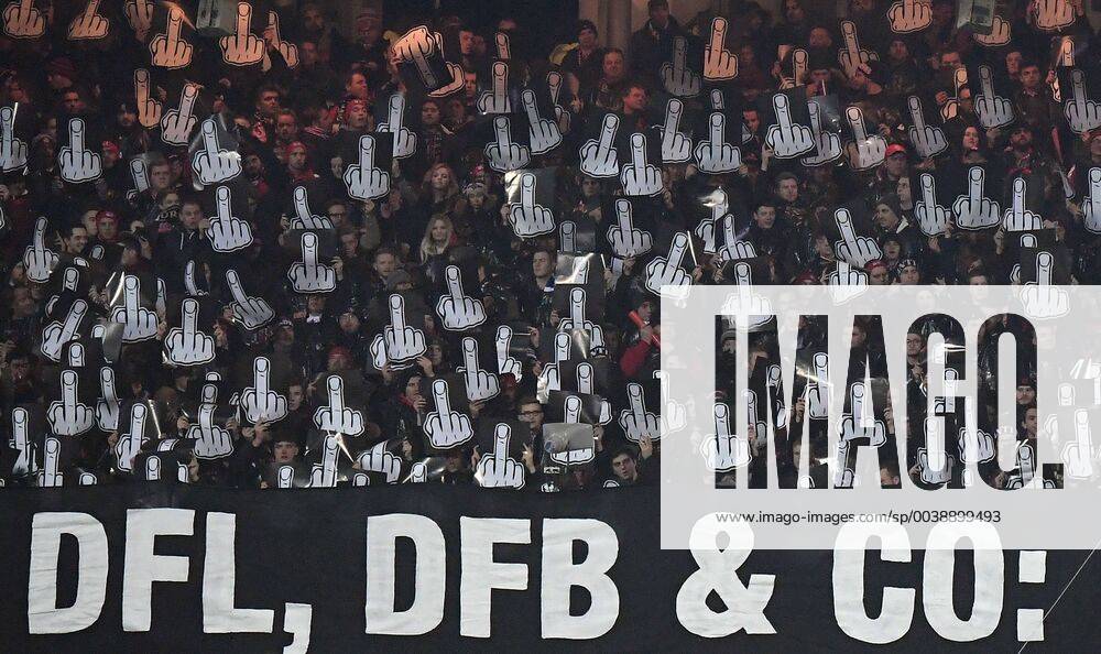 Fussball 1.Bundesliga, 1.FC Nuernberg - Borussia Dortmund, v.l. Anti DFB DFL PLAKATE Nuernberg