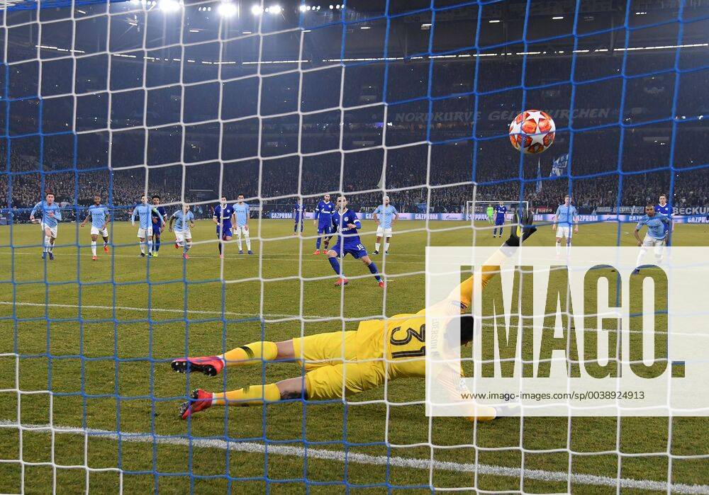 Fussball, UEFA Champions League, Saison 2018 2019, Achtelfinale, Hinspiel, FC Schalke 04 - Manchester City, Nabil Bentaleb (Schalke 04) verwandelt gegen Torwart Ederson (Manchester City) den Elfmeter zum 2:1