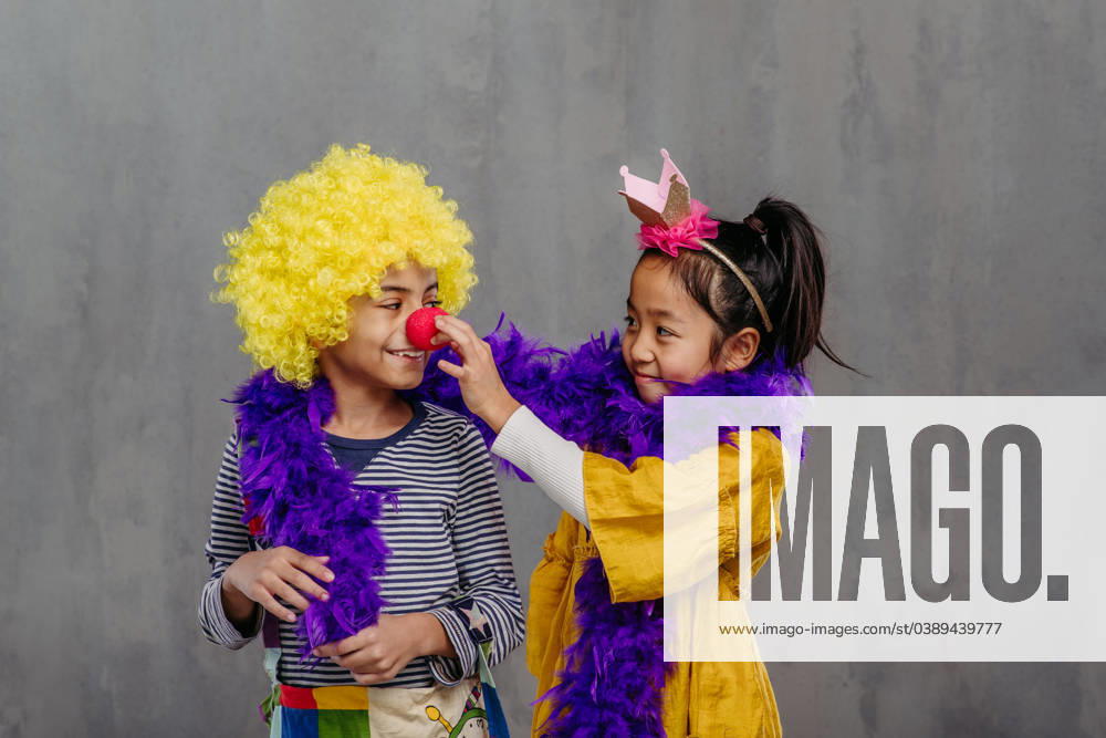 IMAGO Creative, Gesellschaft, Fasching Portrait of children in funny costumes, studio shoot. Portrait of two children in funny costumes. model released