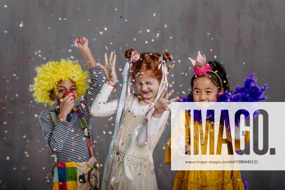 IMAGO Creative, Gesellschaft, Fasching Portrait of three children in funny costumes, studio shoot. Portrait of three children in funny costumes. model released