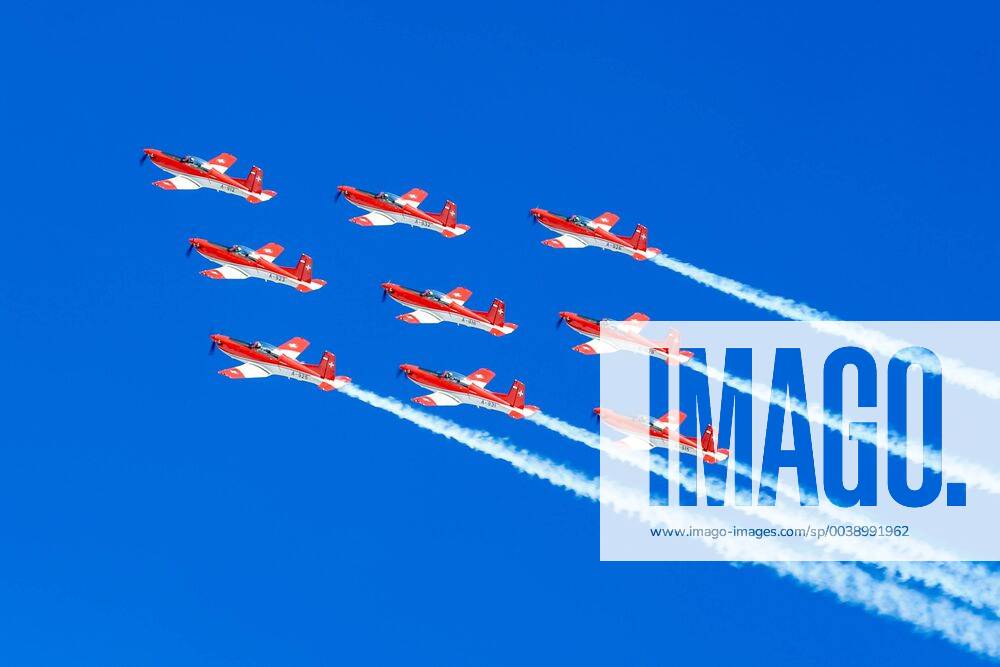 KW08 ALPINE SKIING - FIS WC Crans Montana CRANS-MONTANA,SWITZERLAND,24.FEB.19 - ALPINE SKIING - FIS World Cup, alpine combined, downhill, ladies. Image shows a showact of the Patrouille Suisse. GEPAxpictures Buehner