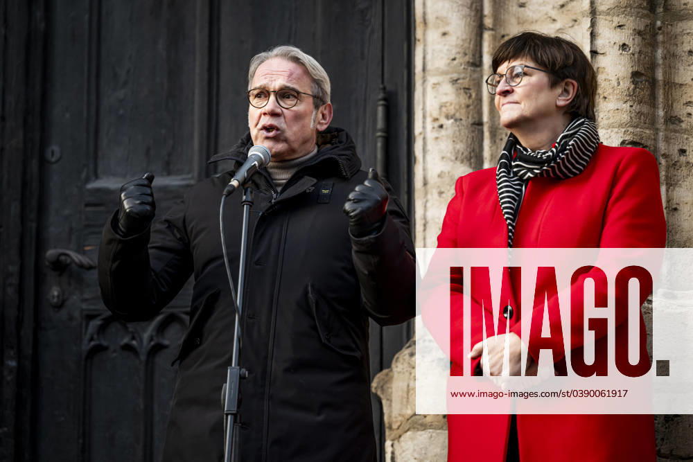 Der Thüringer Minister für Inneres und Kommunales, Georg Maier (SPD), und die Bundesvorsitzende der SPD, Saskia Esken (SPD), sprechen vor der Stadtkirche Sankt Michael in Jena. Als Teil bundesweiter Demonstrationen wurde am 19. Januar 2024 unter dem Motto ãDemokratie verteidigen! Rechtsruck stoppenÒ in Jena (Thüringen) demonstriert. _________________ Foto: Jacob Schröter (017623787412) DEMONSTRATION ãDEMOKRATIE VERTEIDIGENÒ IN JENA