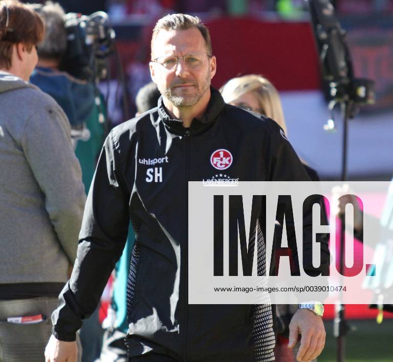 Fussball 3.Liga, 1.FC Kaiserslautern - FSV Zwickau, v.l. Kaiserslautern-Trainer Sascha Hildmann Kaiserslautern