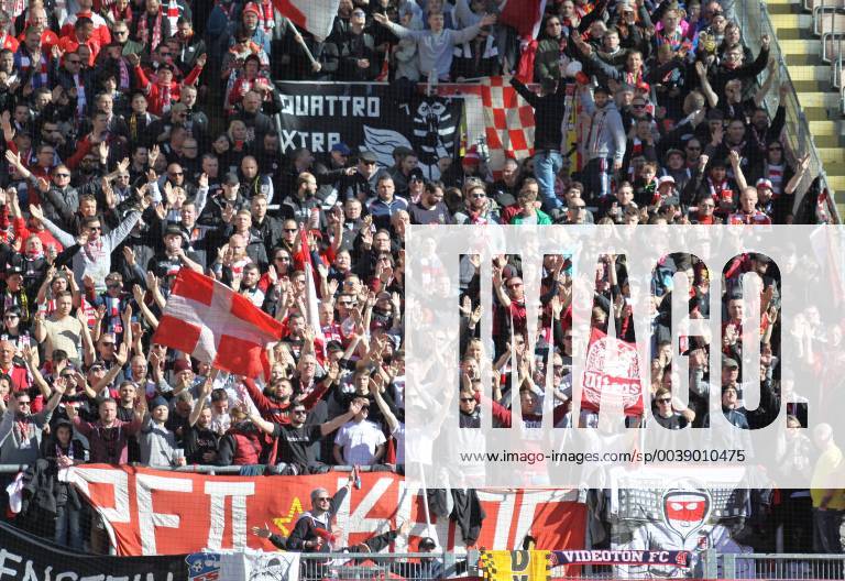 Fussball 3.Liga, 1.FC Kaiserslautern - FSV Zwickau, v.l. Die Fans des FSV Zwickau Kaiserslautern
