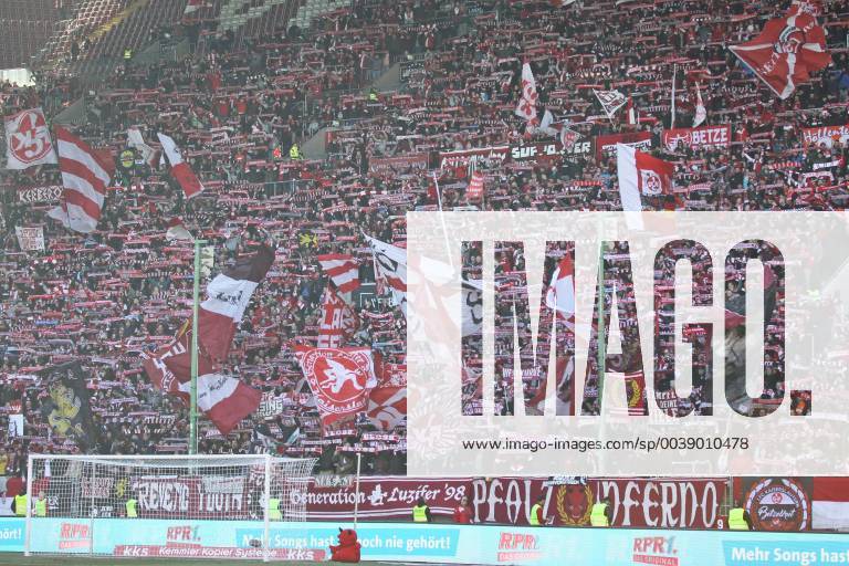 Fussball 3.Liga, 1.FC Kaiserslautern - FSV Zwickau, v.l. Die Fans des 1.FC Kaiserslautern Kaiserslautern