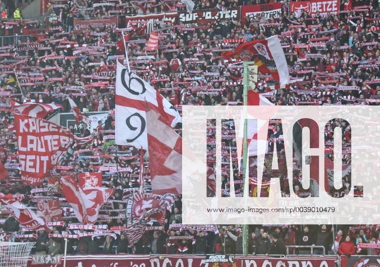 Fussball 3.Liga, 1.FC Kaiserslautern - FSV Zwickau, v.l. Die Fans des 1.FC Kaiserslautern Kaiserslautern