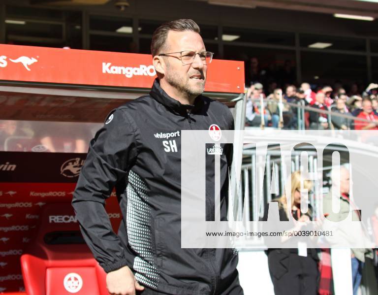 Fussball 3.Liga, 1.FC Kaiserslautern - FSV Zwickau, v.l. Kaiserslautern-Trainer Sascha Hildmann Kaiserslautern