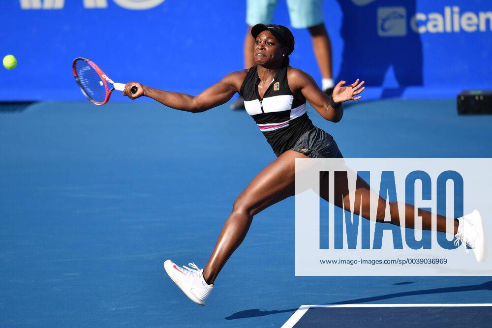 KW09 (190227) -- ACAPULCO, Feb. 27, 2019 (Xinhua) -- Sloane Stephens of the United States hits a return during the women s singles first round match between Sloane Stephens of the United States and Pauline Parmentier of France at the 2019 Mexican Open tennis tournament in Acapulco, Mexico, on Feb. 26, 2019. Sloane Stephens won 2-0. (Xinhua Xin Yuewei) (SP)MEXICO-ACAPULCO-TENNIS-MEXICAN OPEN