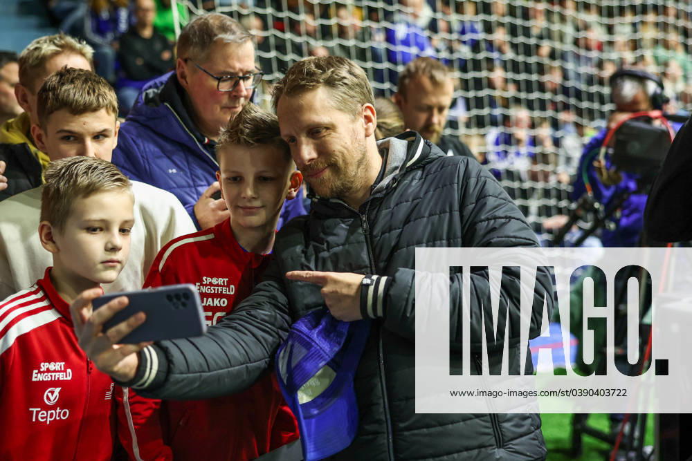 Fussball, Saison 2023 2024,Hallenturnier in Gummersbach, Comedian Oliver Pocher gibt Autogramme. Gummersbach Schwalbe Arena Deutschland xRHR-FOTO TRx