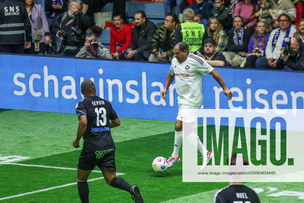 Fussball, Saison 2023 2024,Hallenturnier in Gummersbach, Ex-Fussballer Ailton Gummersbach Schwalbe Arena Deutschland xRHR-FOTO TRx