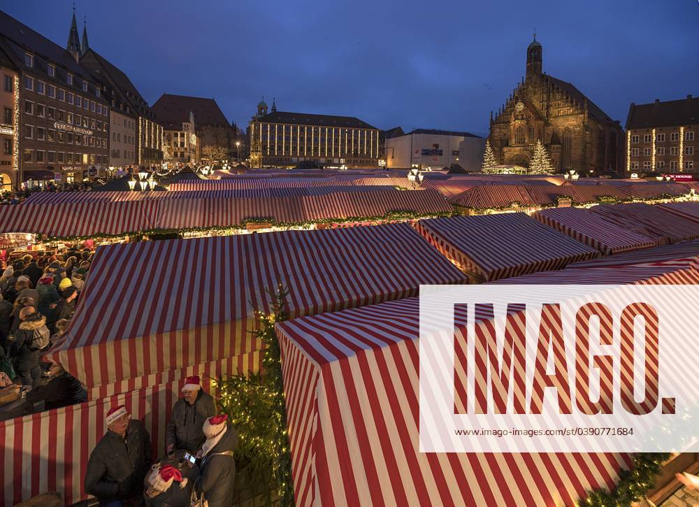 Nürnberger Christkindlesmarkt am Abend, rechts die Frauenkirche, Nürnberg, Mittelfranken, Bayern, Deutschland, Europa