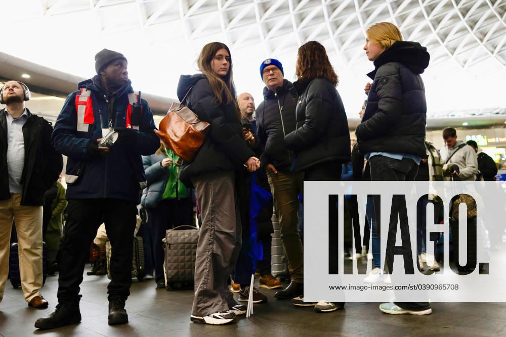 People seen stranded at King s Cross Train station due to multiple cancellations of services to the north and Scotland as storm Isha is moving close to the UK this evening. Commuters are stranded King s Cross Train Station in London as trains operators announced stopping service to the north and Scotland due to strong wind and heavy rain bringing by Storm Isha. London United Kingdom - ZUMAs197 20240121_aaa_s197_215