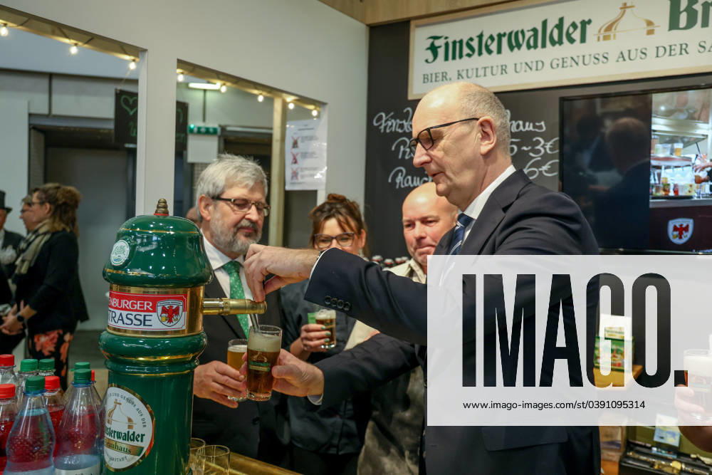 Brandenburg Tag auf der Internationale Grüne Woche 2024. Dietmar Woidke (SPD), Ministerpräsident Brandenburgam Zapfhahn des Finsterwalder Brauhaus. DEU, Deutschland, Berlin, 22.01.2024: