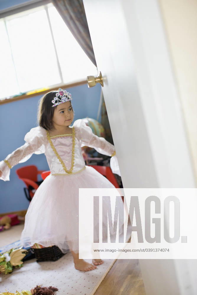 IMAGO Creative, Gesellschaft, Fasching Asian girl dressing up in princess costume Seattle, WA, 21.12.2023, model released, TTBB_BLD068597.jpg, 2-3 years, admiring, arms outstretched, at home, barefoot, beauty, bedroom, charming, childhood, chinese ethnicity, color image, costume, crown, dancing, domestic life, door, doorway, dress, dress up, fantasy, front view, full length, fun, girl, gown, grace, imagination, indoors, indulgence, innocence, mixed race person, mongolian ethnicity, one girl only, one person, people, photography, playing, preschooler, pretending, pretty, princess, spinning, standing, tiara, tilt, toy, twirling, vertical, minority, minorities, etherealaccessory, admiration, admirer, apparel, appealing, appreciating, asian ethnicity, beautiful, child, children, cl