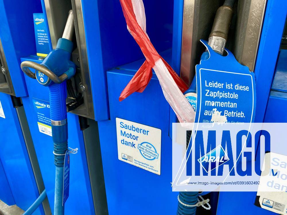Deutschland, NRW, Tankstellen, Kraftstoffe, Eine gesperrte Zapfpistole für Super Sprit an einer ARAL Tankstelle, ausser Betrieb, gesperrt, Benzin, Super, Sperrung, Flatterband, Info NRW Deutschland