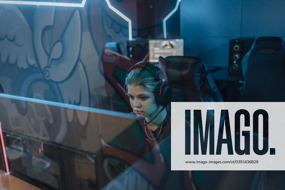 IMAGO Creative, Lifestyle, Gaming Gamer wearing headset and playing games on computer model released, Symbolfoto property released, EVKF00090