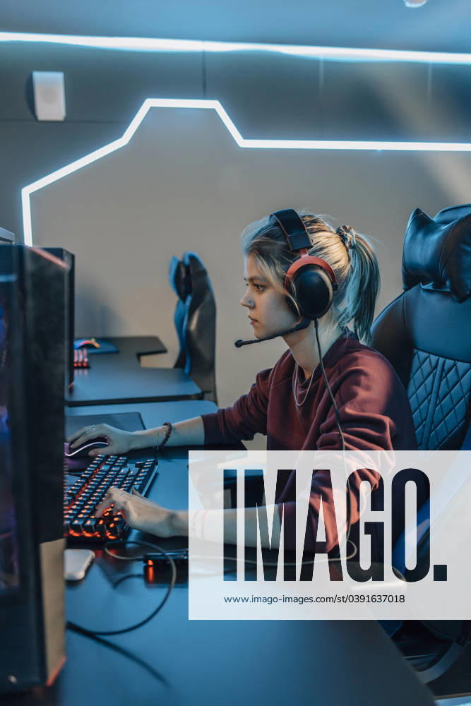 IMAGO Creative, Lifestyle, Gaming Professional gamer playing video game on computer model released, Symbolfoto property released, EVKF00093
