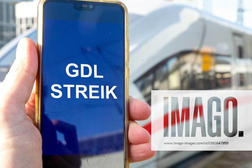 Symbolbild GDL-Streik (Gewerkschaft deutscher Lokomotivführer): Nahaufnahme von einem Smartphone vor einem ICE