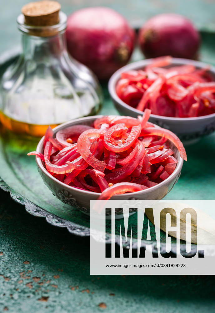 IMAGO Creative, Food, Pickled Onions Homemade pickled sliced red onions with ingredients Homemade pickled sliced red onions with ingredients