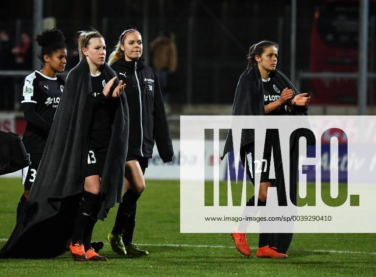 Fussball DFB Pokal 1 4 Finale, 1.FFC Frankfurt - FC Bayern Muenchen, v.l. Shekiera Martinez (1.FFC Frankfurt), Marith Priessen (1.FFC Frankfurt), Janina Hechler (1.FFC Frankfurt), Laura Feiersinger (1.FFC Frankfurt) enttaeuscht, enttaeuscht schauend, dissapointed bedankt bedanken sich bei den Fans Frankfurt am Main