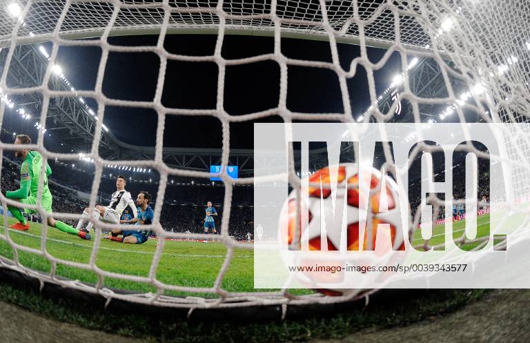 FUSSBALL CHAMPIONS LEAGUE SAISON 2018 2019 ACHTELFINAL RUECKSPIEL Juventus Turin - Atletico Madrid 12.03.2019 Ball im Tornetz