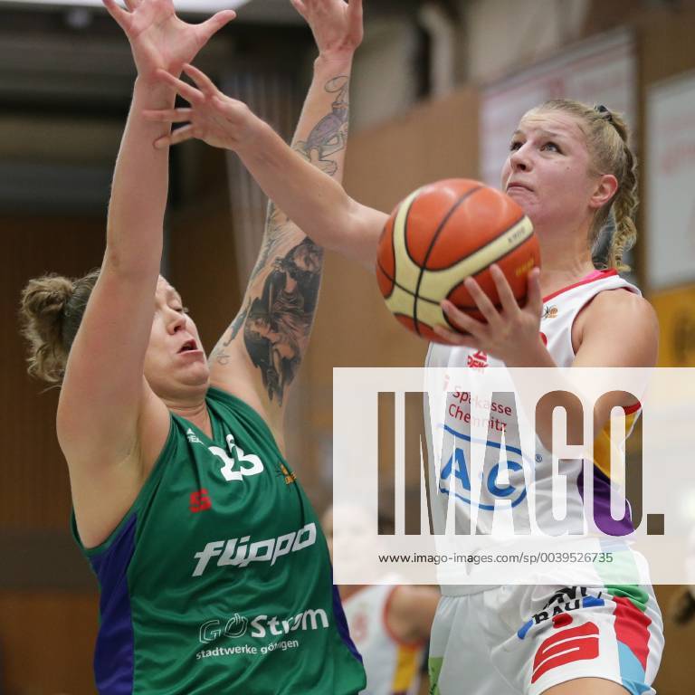 Göttingen, Sporthalle Felix-Klein-Gymnasium, 23.09.18, Basketball, DBBL, Saison 2018 19, DBBL-Pokal, Runde 2, Flippo Baskets BG 74 Göttingen gegen Chemcats Chemnitz Bild: 6 Grönberg (Chemcats Chemnitz; rechts, mit Ball), 23 Klaudia Grudzien (Flippo Baskets BG 74; links)