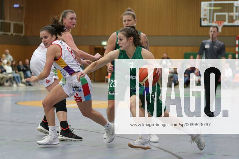Göttingen, Sporthalle Felix-Klein-Gymnasium, 23.09.18, Basketball, DBBL, Saison 2018 19, DBBL-Pokal, Runde 2, Flippo Baskets BG 74 Göttingen gegen Chemcats Chemnitz Bild: 7 Jennifer Crowder (Flippo Baskets BG 74; rechts, mit Ball), 8 Andrea Andelova (Chemcats Chemnitz; links), 13 Klara Brichacova (Chemcats Chemnitz; links hinten), 23 Klaudia Grudzien (Flippo Baskets BG 74; rechts hinten)