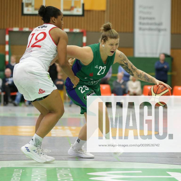 Göttingen, Sporthalle Felix-Klein-Gymnasium, 23.09.18, Basketball, DBBL, Saison 2018 19, DBBL-Pokal, Runde 2, Flippo Baskets BG 74 Göttingen gegen Chemcats Chemnitz Bild: 23 Klaudia Grudzien (Flippo Baskets BG 74; rechts, mit Ball), 12 Jasmine Smith (Chemcats Chemnitz; links)