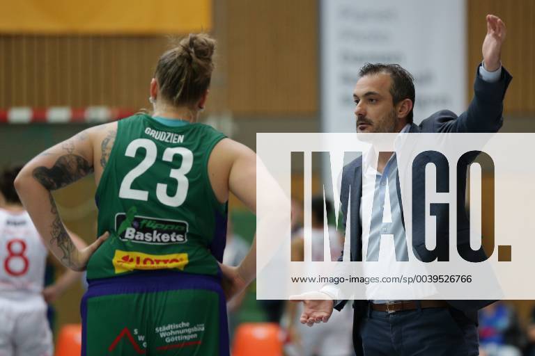 Göttingen, Sporthalle Felix-Klein-Gymnasium, 23.09.18, Basketball, DBBL, Saison 2018 19, DBBL-Pokal, Runde 2, Flippo Baskets BG 74 Göttingen gegen Chemcats Chemnitz Bild: Giannis Koukos (Trainer, Headcoach, Flippo Baskets BG 74; rechts), 23 Klaudia Grudzien (Flippo Baskets BG 74; links)