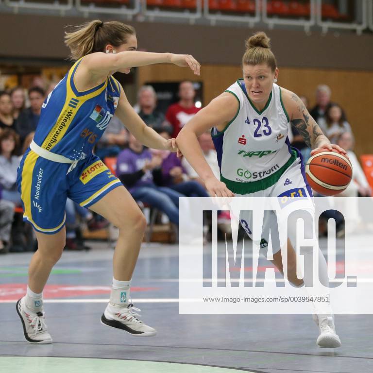 Göttingen, Sporthalle Felix-Klein-Gymnasium, 21.10.18, Basketball, DBBL, Saison 2018 19, 5. Spieltag, Flippo Baskets BG 74 Göttingen gegen Eintracht Braunschweig Bild: 23 Klaudia Grudzien (Flippo Baskets BG 74; rechts, mit Ball), 00 Margaret Mulligan (Eintracht Braunschweig; links)