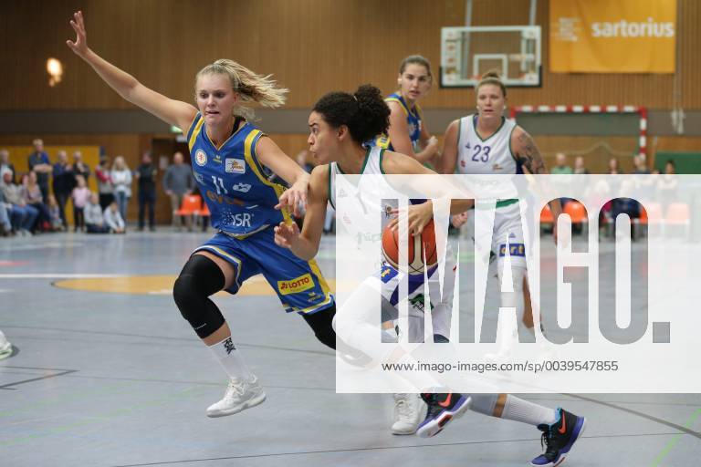 Göttingen, Sporthalle Felix-Klein-Gymnasium, 21.10.18, Basketball, DBBL, Saison 2018 19, 5. Spieltag, Flippo Baskets BG 74 Göttingen gegen Eintracht Braunschweig Bild: 1 Alissa Pierce (Flippo Baskets BG 74; vorne rechts, mit Ball), 10 Matilda Claesson (Eintracht Braunschweig; links), 23 Klaudia Grudzien (Flippo Baskets BG 74; hinten rechts), 00 Margaret Mulligan (Eintracht Braunschweig; Mitte hinten, teilweise verdeckt)